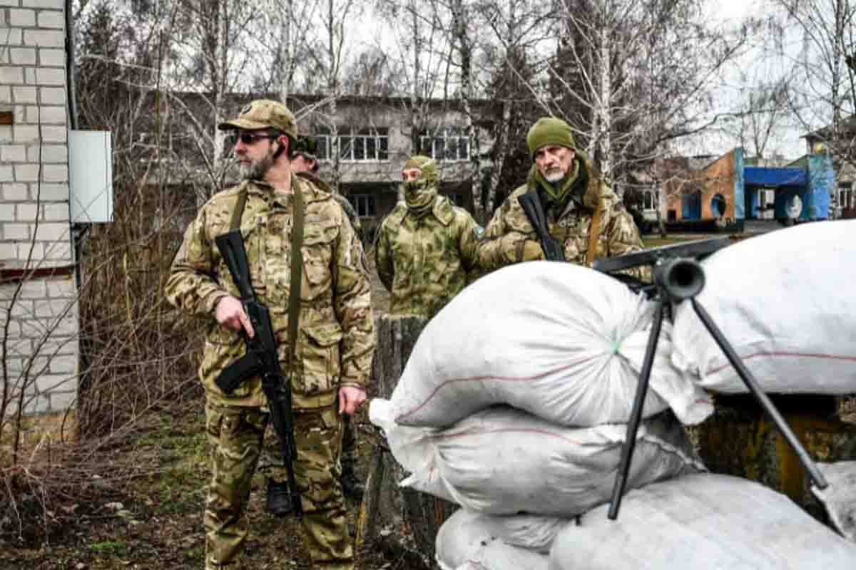 Soldados ucranianos participan en ejercicios militares en la base del Batallón de Defensa Territorial Separado de Zaporizhzhya, el 18 de febrero de 2022, ante despliegue de tropas rusas en Ucrania / Foto: EP