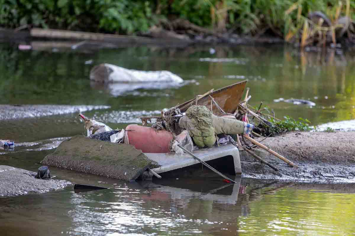 Basura y contaminación en el río Guadarrama. Comunidad de Madrid / Foto: Ricardo Rubio - EP