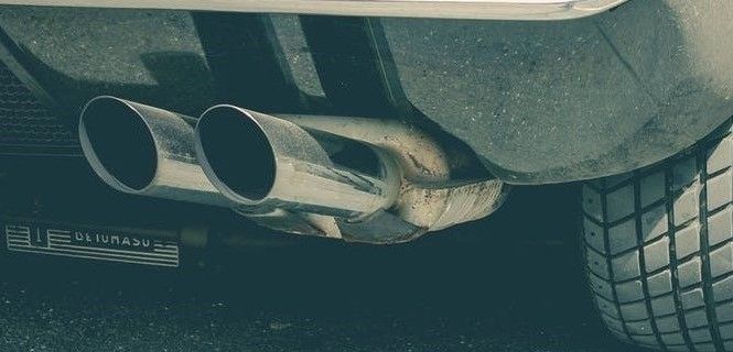 Tubo de escape de un vehículo a motor posiblemente diésel / Foto: Pexel 