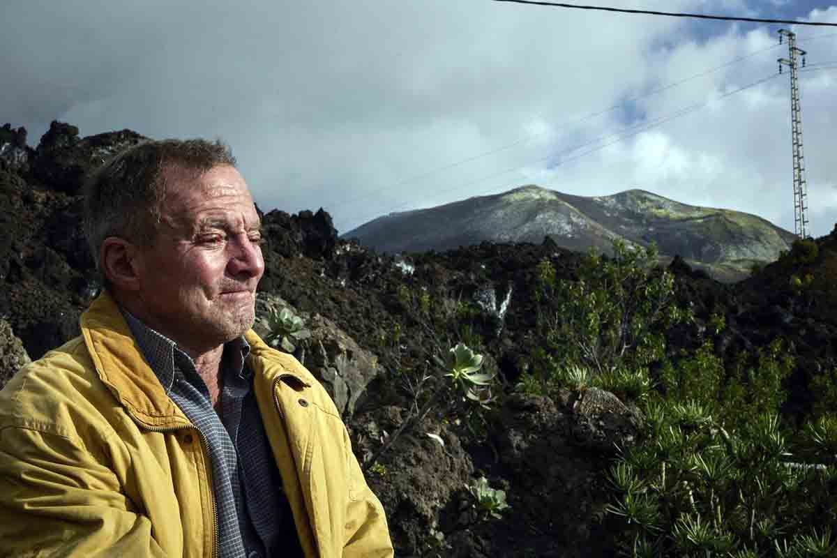 El residente de la Palma Manuel, de 66 años, en las inmediaciones de su casa, en Tacande, a 25 de febrero de 2022, en El Paso, La Palma, Canarias (España) / Jesus Hellín - EP