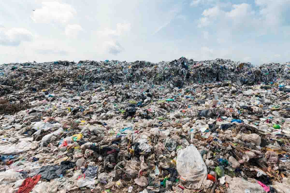 Basura abandonada en un vertedero. Contaminación plástica / Foto: EP