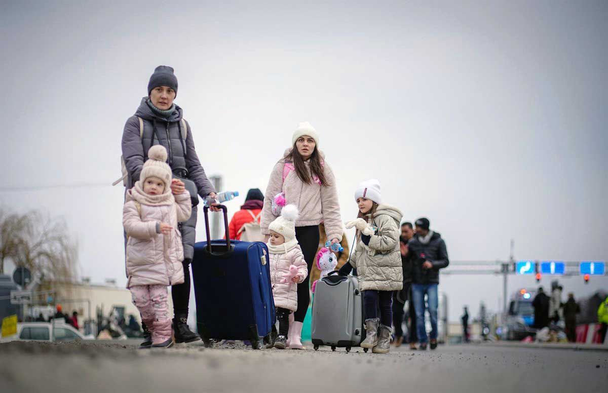 Dos hermanas cruzan la frontera entre Ucrania y Polonia con sus hijos, el 2 de marzo de 2022, Polonia, Medyka / Foto: EP
