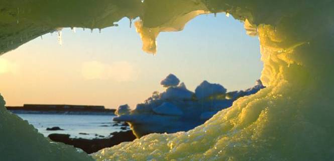 Hielo flotante se derrite en Churchill, Canadá / Foto: Trevor Bauer