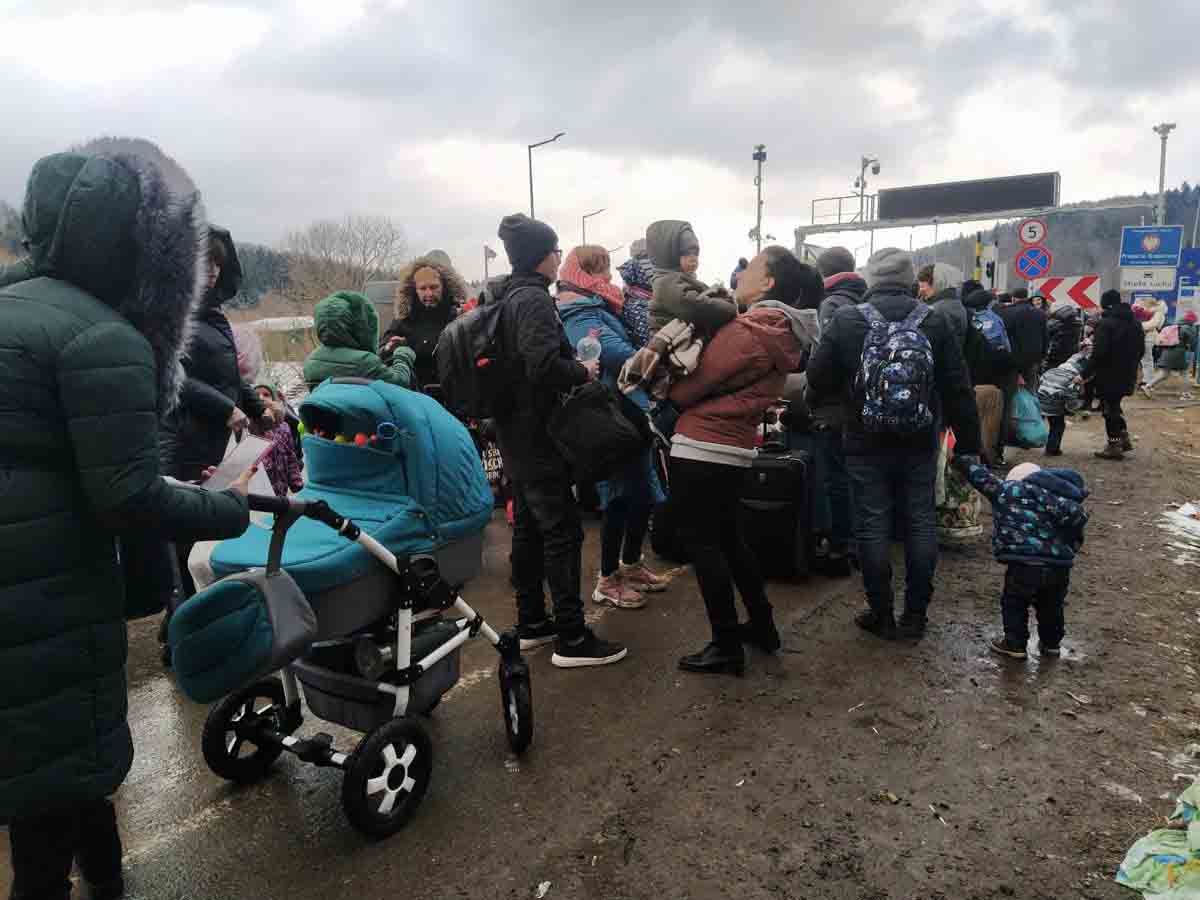 Familias con niños en la frontera entre Ucrania y Polonia / Foto: EP