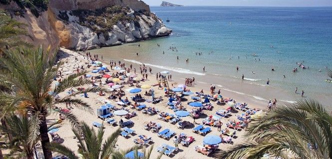 Playa abarrotada de bañistas en Benidorm, Alincante / Foto: GVA