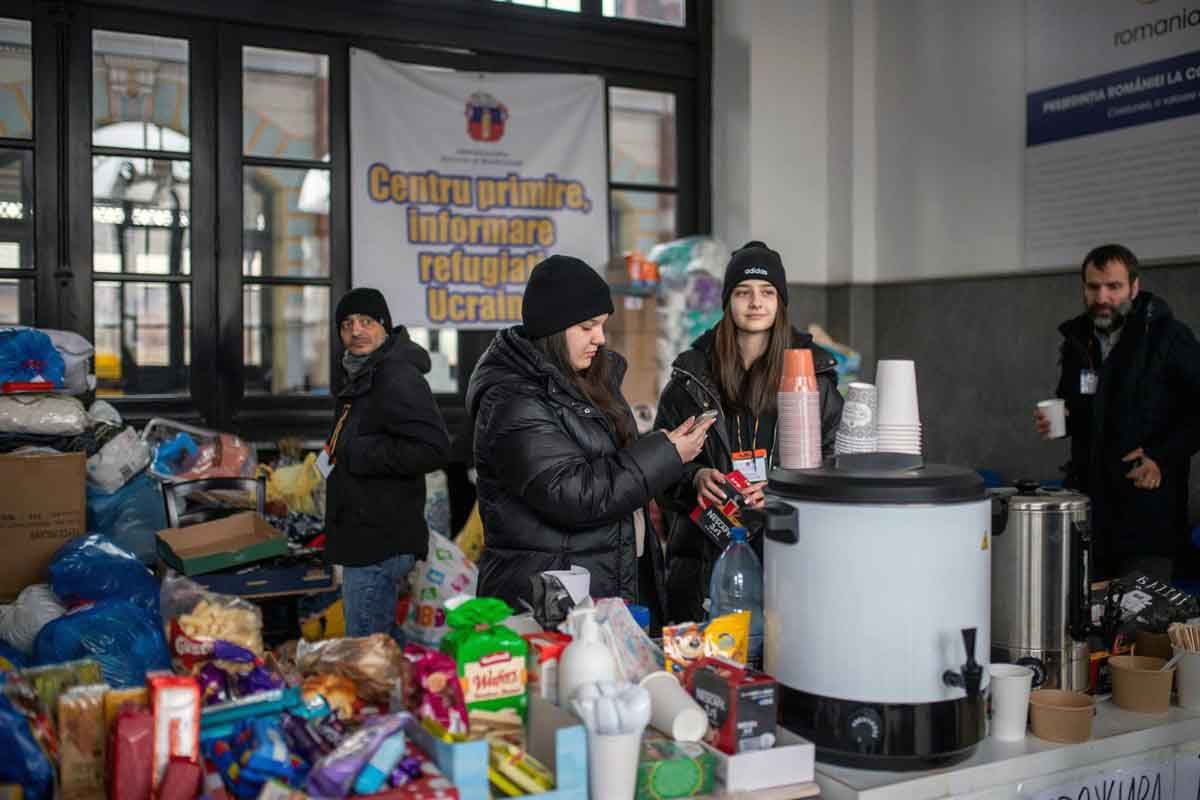 Un conjunto de personas en la estación de tren de Suceava (Rumanía) / Foto: EP