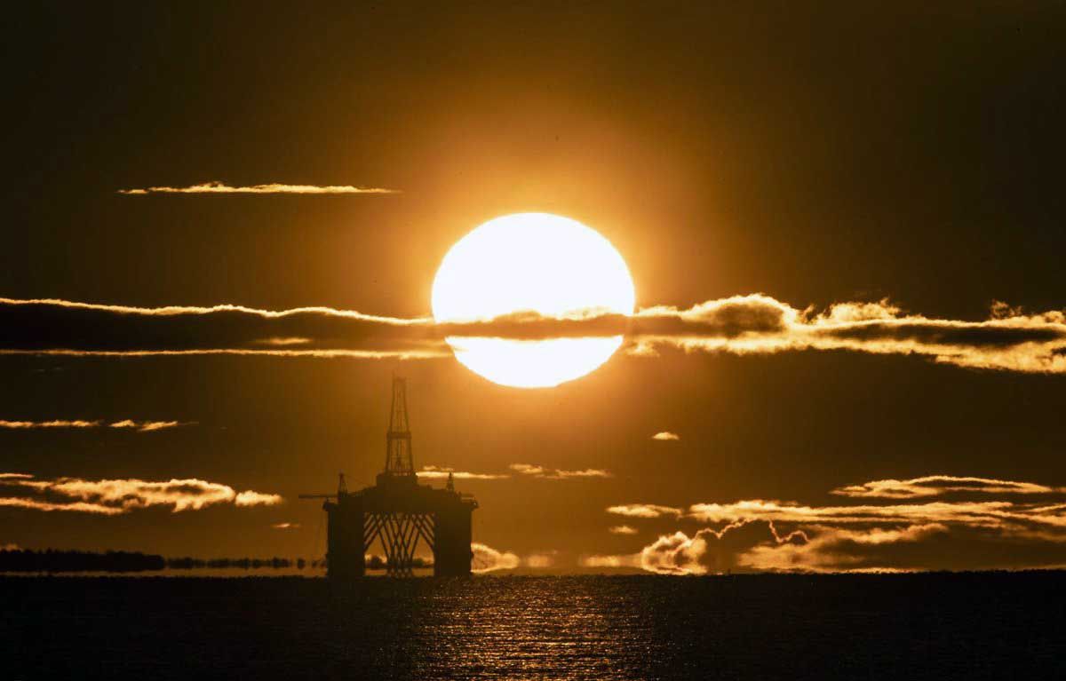 El sol sale detrás de una plataforma petrolera redundante amarrada en el Firth of Forth cerca de Kirkcaldy, Escocia (Gran Bretaña) / Foto: EP