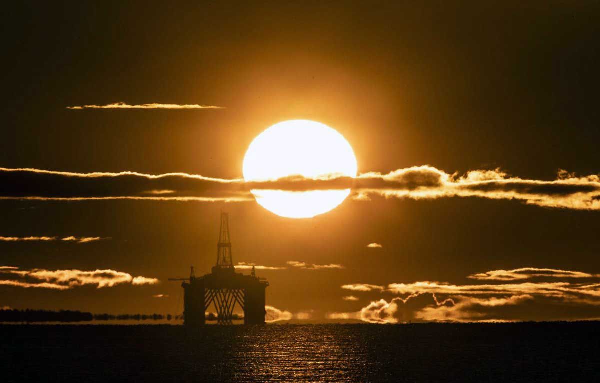 El sol sale detrás de una plataforma petrolera redundante amarrada en el Firth of Forth cerca de Kirkcaldy, Escocia (Gran Bretaña) / Foto: EP
