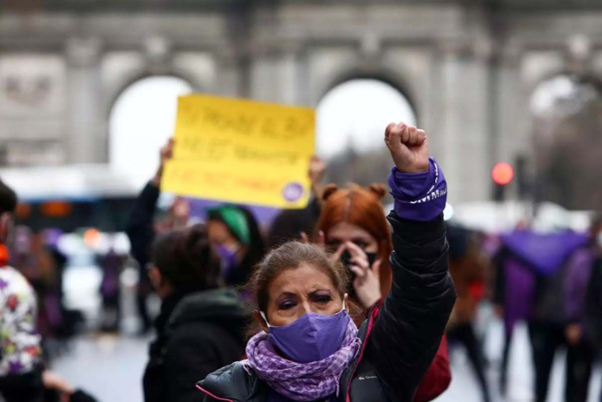 Varias mujeres participan en una manifestación feminista en la calle Alcalá, en Madrid (España), a 8 de marzo de 2021 - 8M / Foto: EP