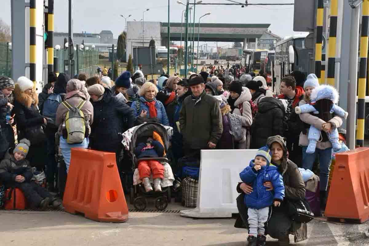 Las personas que huyen de Ucrania entran en Polonia por el paso fronterizo de Medyka. Cómo explicar a la población infantil una guerra / Foto: UNHCR - Chris Melzer - The Conversation