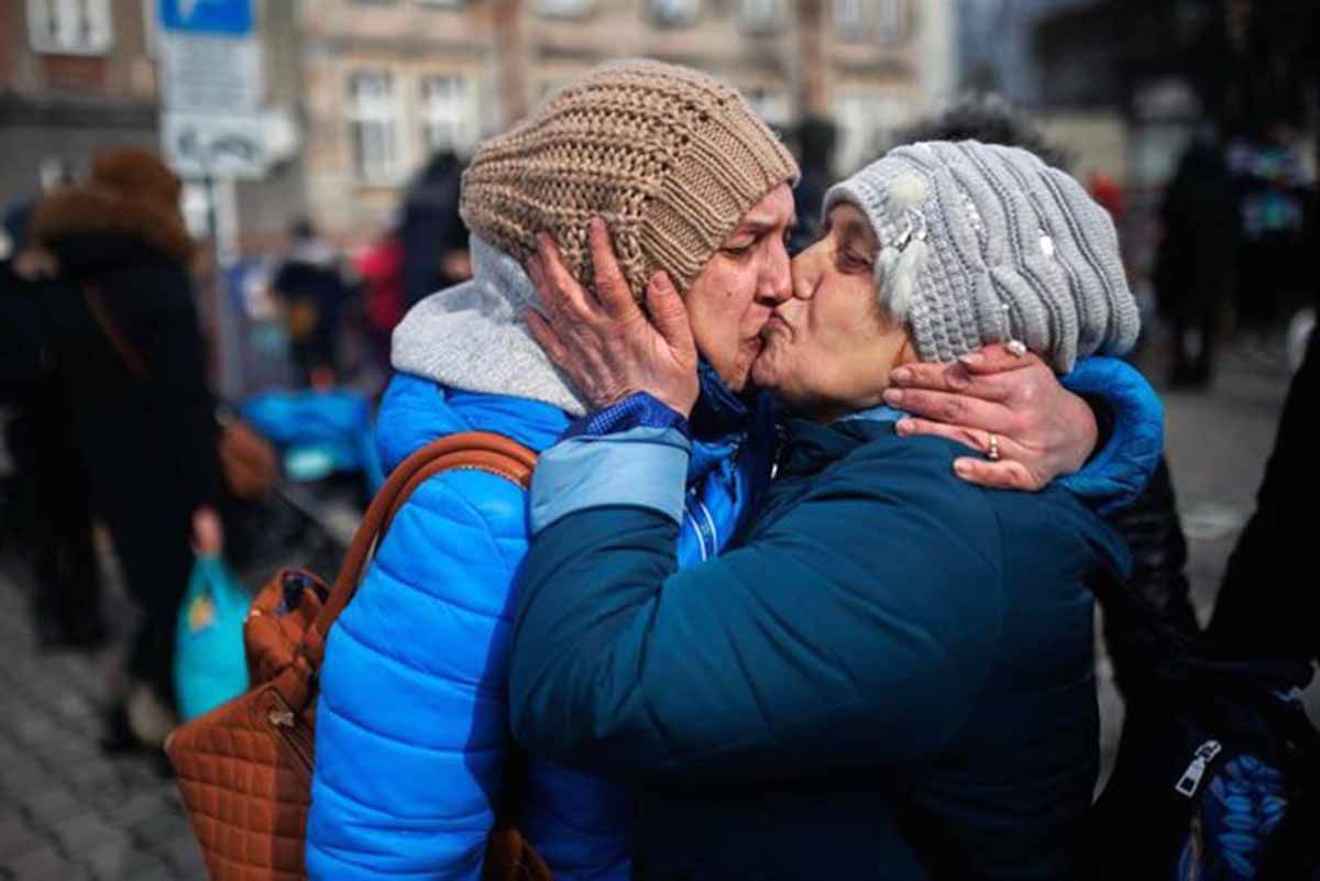 Una madre y una hija se besan a su llegada procedente de Ucrania en la estación de tren de Przemysl (Polonia) / Foto: Alejandro Martínez Vélez - EP