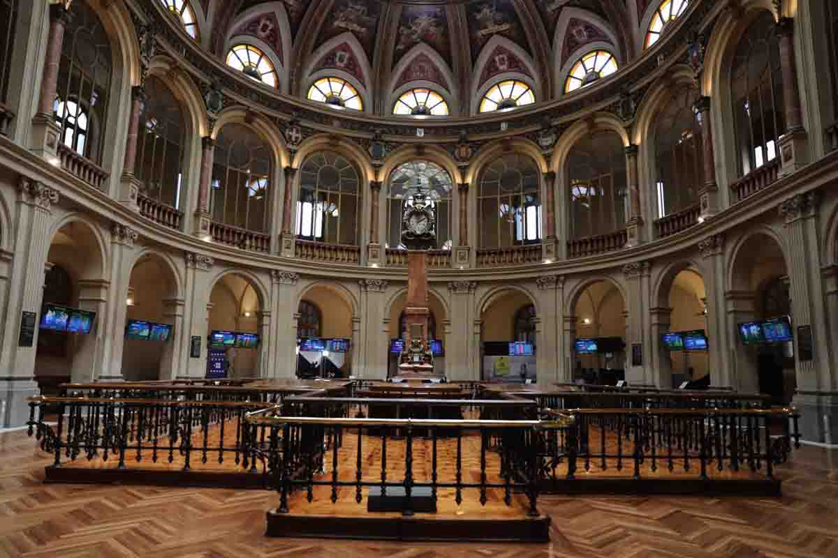 Bolsa de Madrid. Solo dos empresas del IBEX 35 analizan su impacto en la sociedad y el medioambiente / Foto: EP