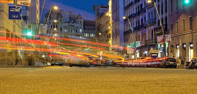 Tránsito rodado a motor en una de las calles de Barcelona / Foto: SINC