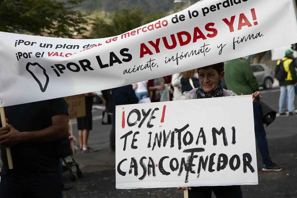 Varias personas con carteles participan en una marcha para reivindicar ''los derechos de las personas afectadas'' por la erupción volcánica de Cumbre Vieja, a 25 de febrero de 2022, en Los Llanos de Aridane, La Palma, Canarias (España) / Foto: EP