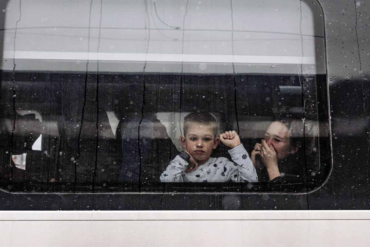 Un niño y su madre observan desde un tren en la estación de Kiev, a 1 de marzo de 2022, en Kiev (Ucrania) / Foto: EP