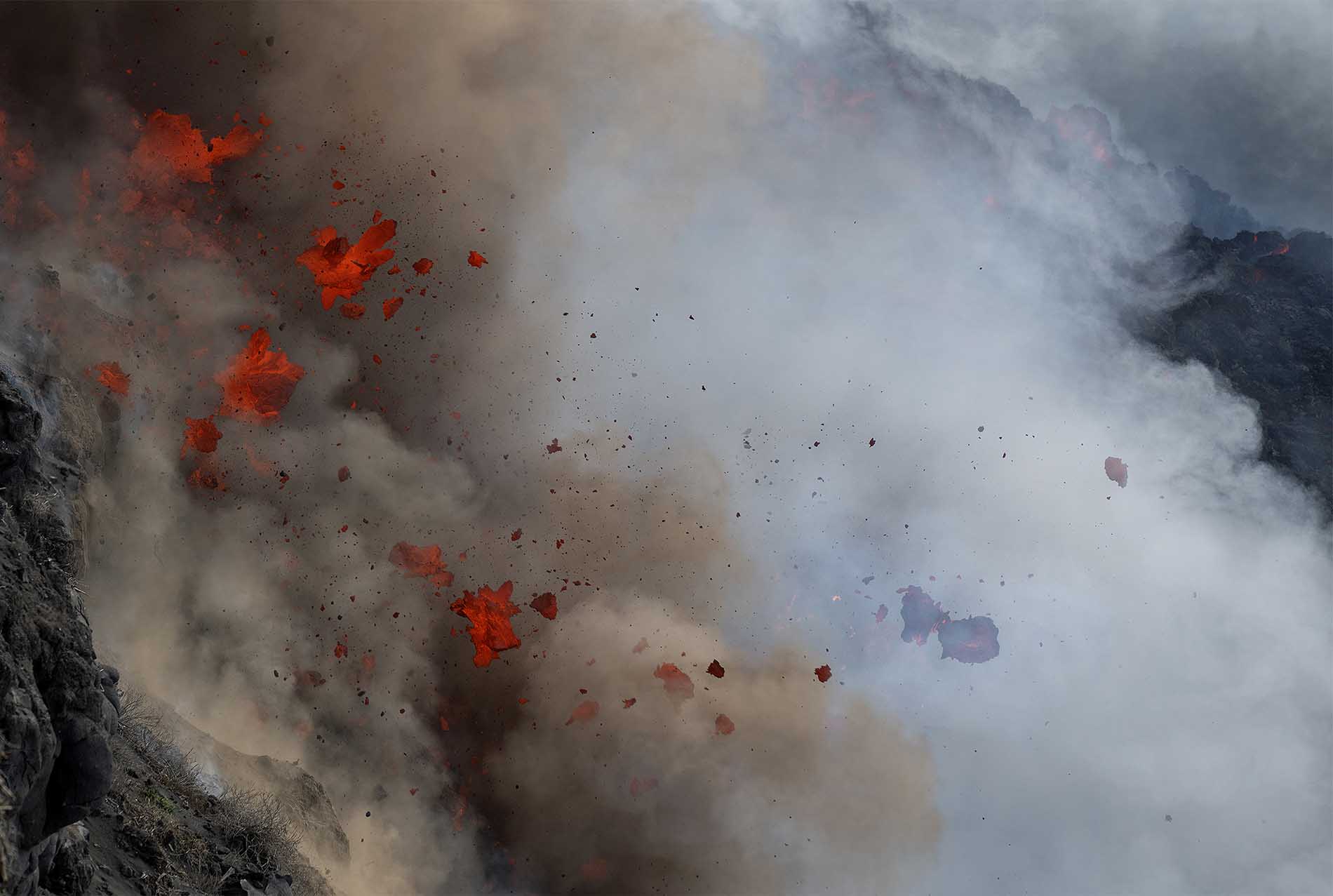 Material piroclástico que se precipita en la construcción de los deltas lávicos hacia el mar en La Palma (Canarias) / Foto: Saul Santos