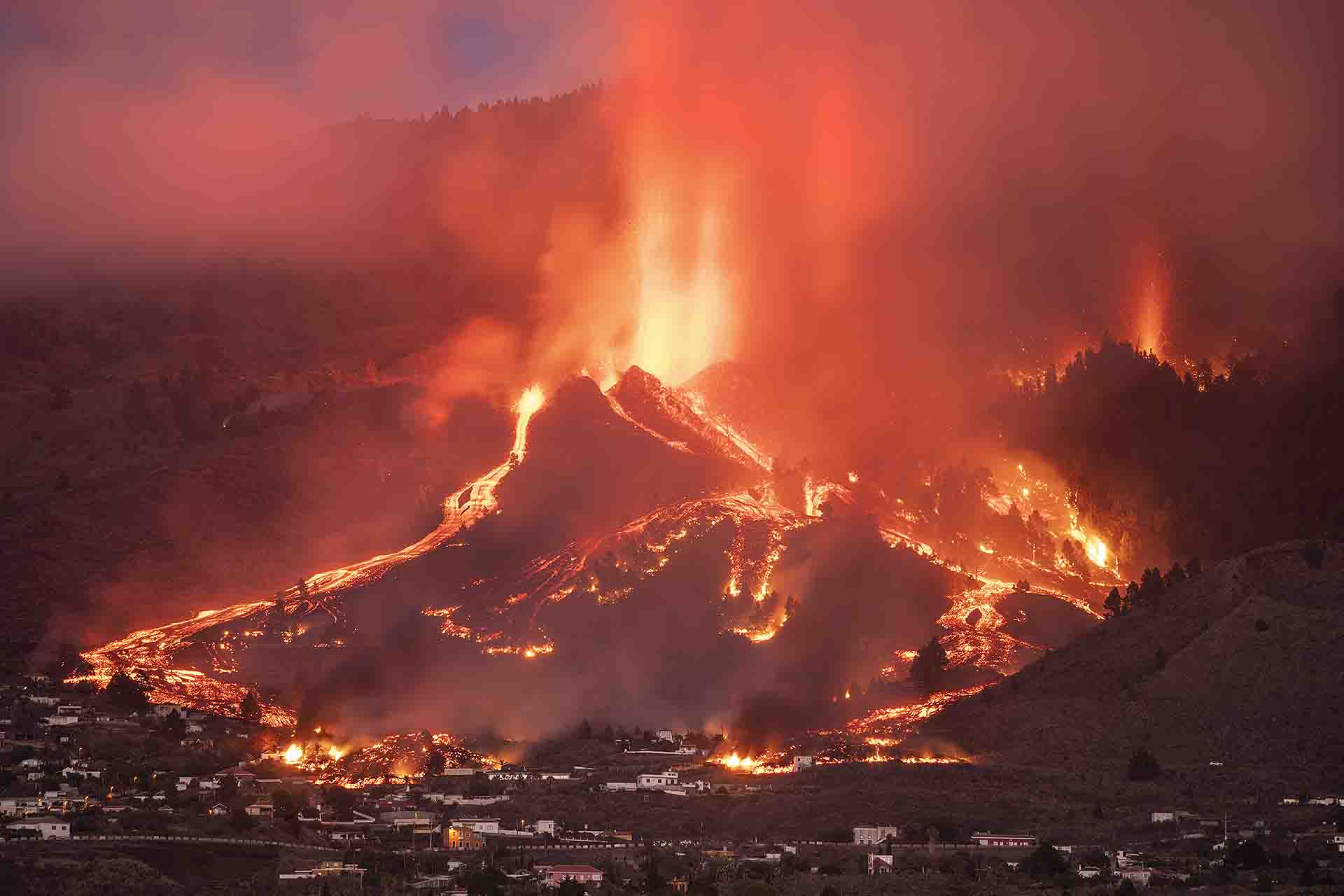 Primeras horas del volcán de La Palma arrasando el barrio de El Paraíso en El Paso (Canarias) / Foto: Saul Santos