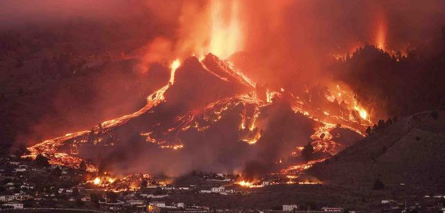 Primeras horas del volcán de La Palma arrasando el barrio de El Paraíso en El Paso (Canarias) / Foto: Saul Santos