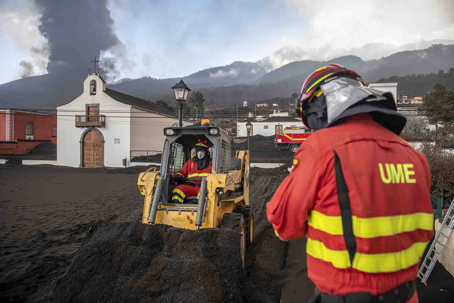 Personal de la Unidad Militar de Emergencia (UME) retira ceniza en Las Manchas, El Paso, en Isla de La Palma (Canarias) / Foto: Saul Santos