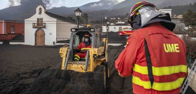 Personal de la Unidad Militar de Emergencia (UME) retira ceniza en Las Manchas, El Paso, en Isla de La Palma (Canarias) / Foto: Saul Santos