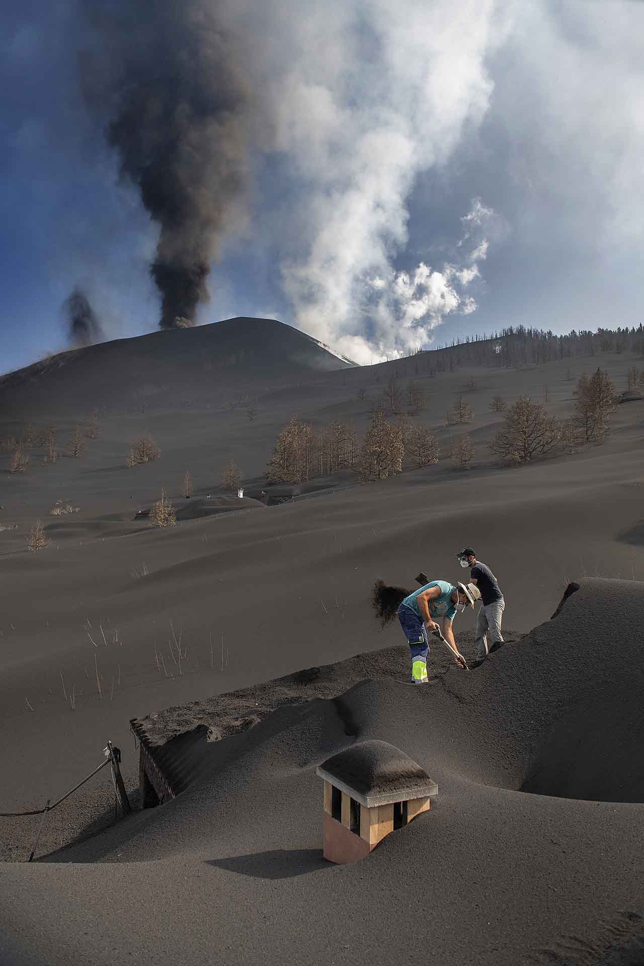 Retirada de ceniza en los tejados de una casa cercanas al volcán de La Palma en Las Manchas, El Paso (Canarias) / Foto: Saul Santos