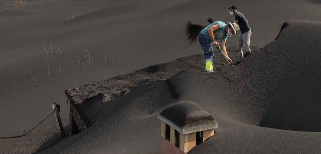 Retirada de ceniza en los tejados de una casa cercanas al volcán de La Palma en Las Manchas, El Paso (Canarias) / Foto: Saul Santos