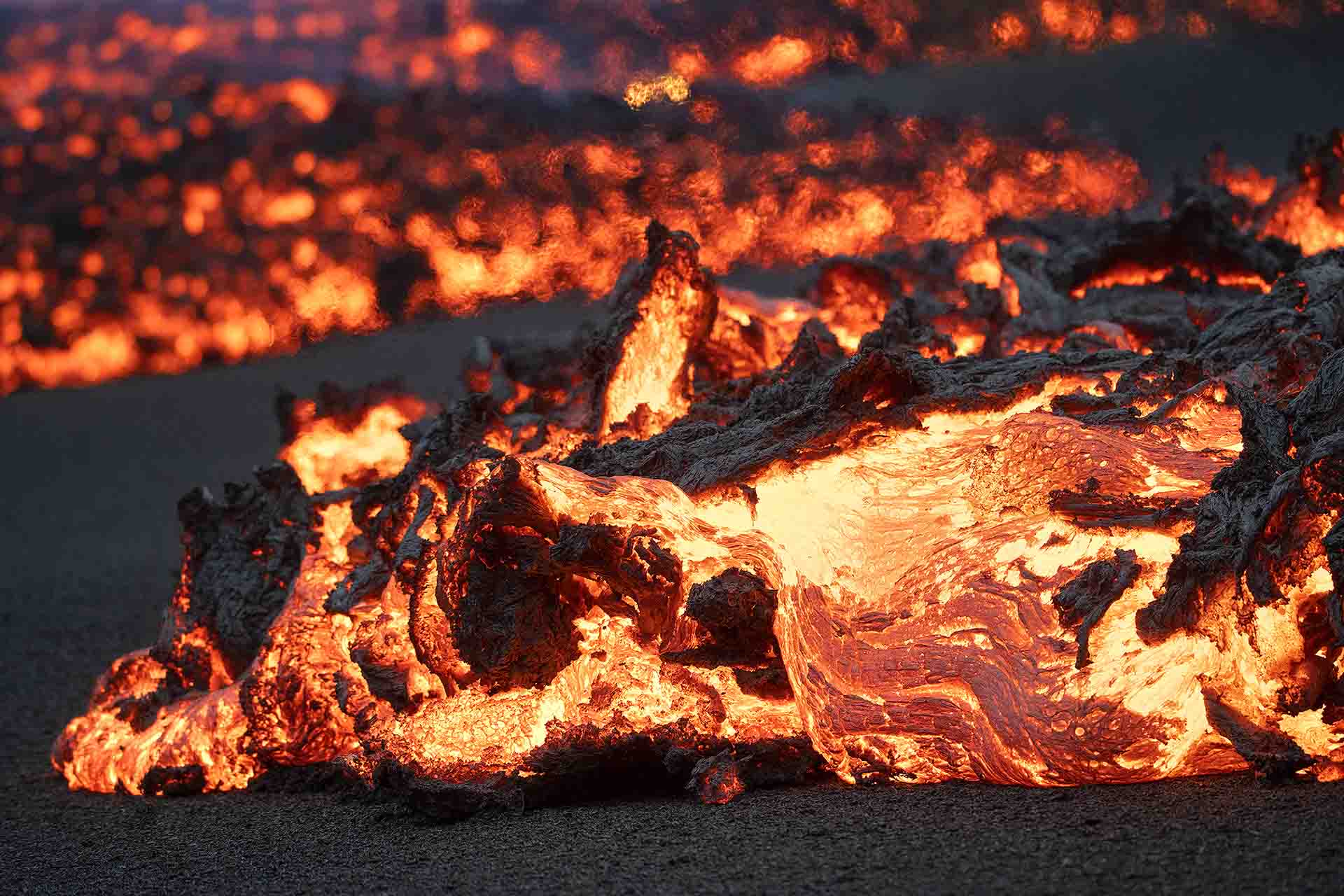 Río de lava que fluye procedente del volcán de La Palma / Foto: Saul Santos