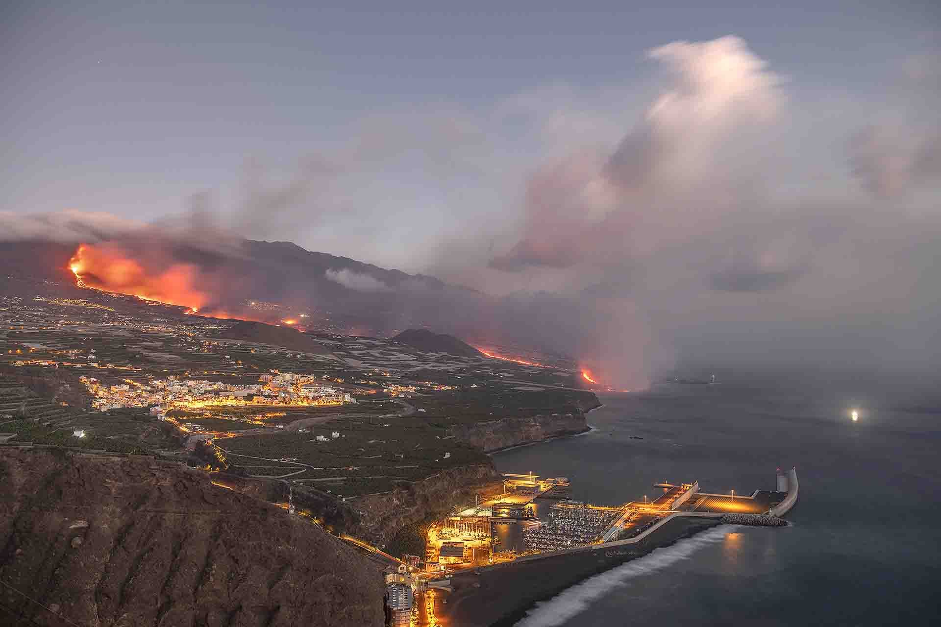 Vista de la lava que fluye hacia el mar desde las bocas del volcán de La Palma (Canarias) / Foto: Saul Santos