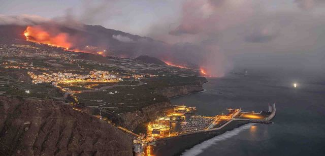 Vista de la lava que fluye hacia el mar desde las bocas del volcán de La Palma (Canarias) / Foto: Saul Santos