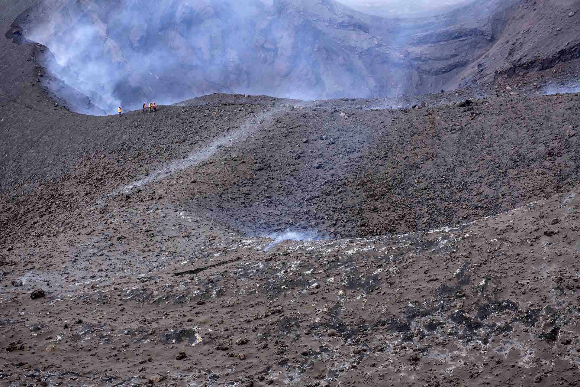 Vista de la medición de gases por las personas científicas de INVOLCAN, junto al cráter principal del volcán de La Palma (Canarias) / Foto: Saul Santos