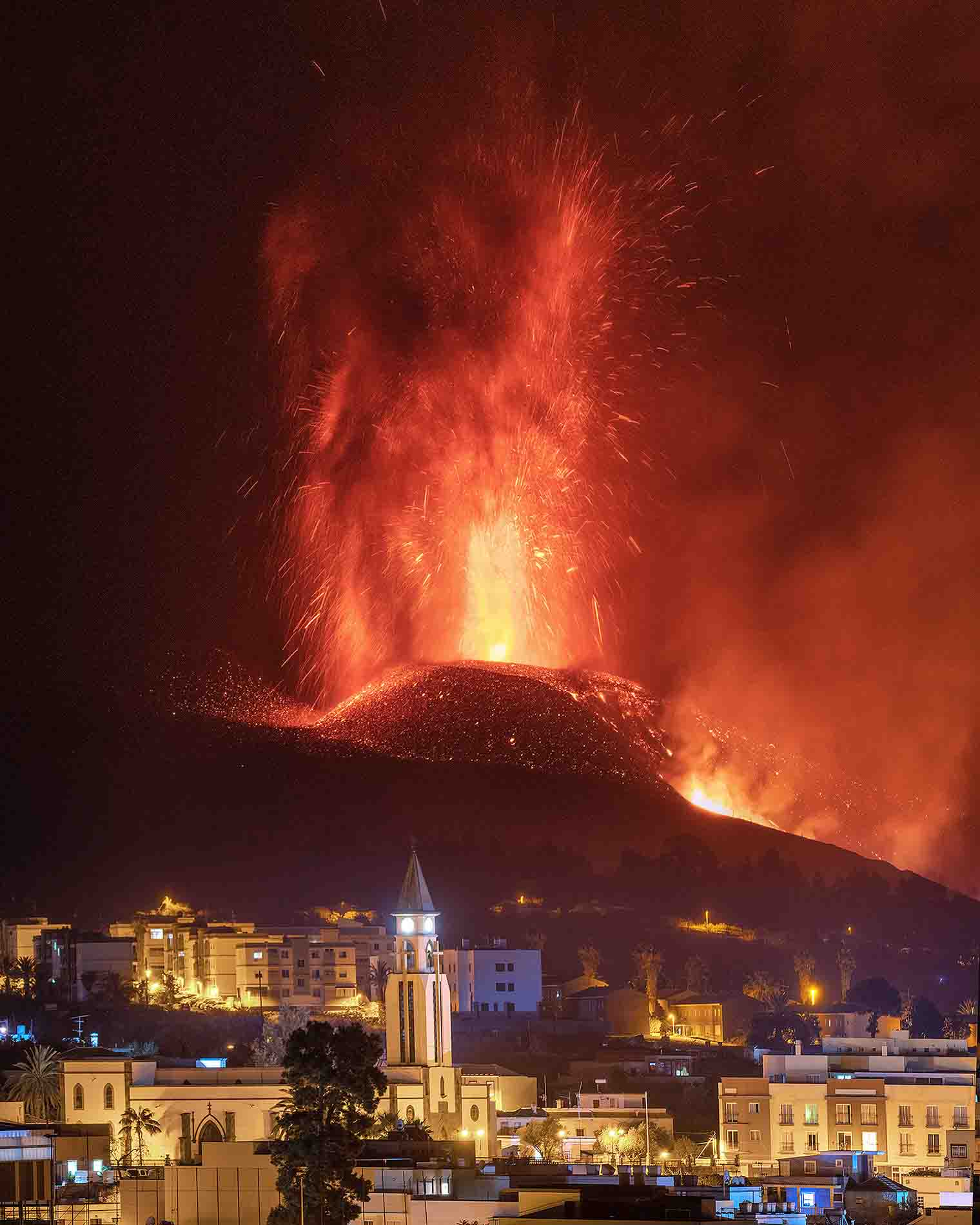 Explosiones de lava del volcán de La Palma vistas desde El Paso (Canarias) / Foto: Saul Santos