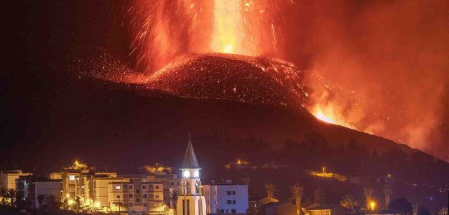 Explosiones de lava del volcán de La Palma vistas desde El Paso (Canarias) / Foto: Saul Santos