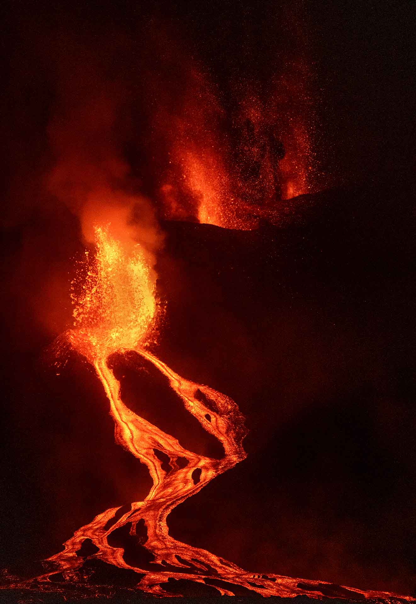 Ríos de lava descienden del volcán de La Palma desde los diferentes conos de la zona de Cumbre Vieja (Canarias) / Foto: Saul Santos