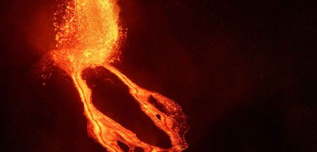 Ríos de lava descienden del volcán de La Palma desde los diferentes conos de la zona de Cumbre Vieja (Canarias) / Foto: Saul Santos