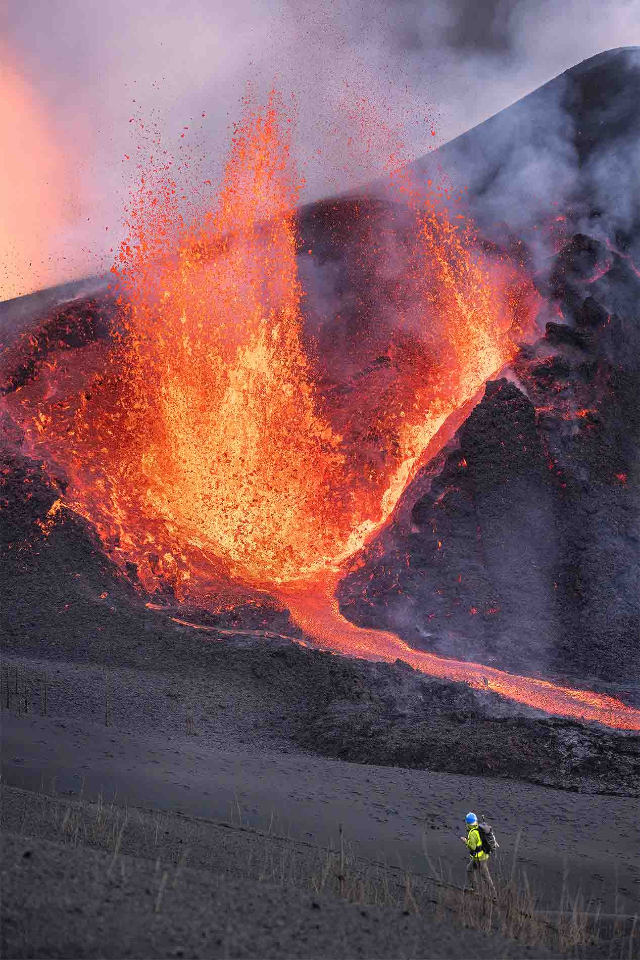 Actividad estromboliana y explosiva en una de las bocas del volcán de La Palma (Canarias) / Foto: Saul Santos
