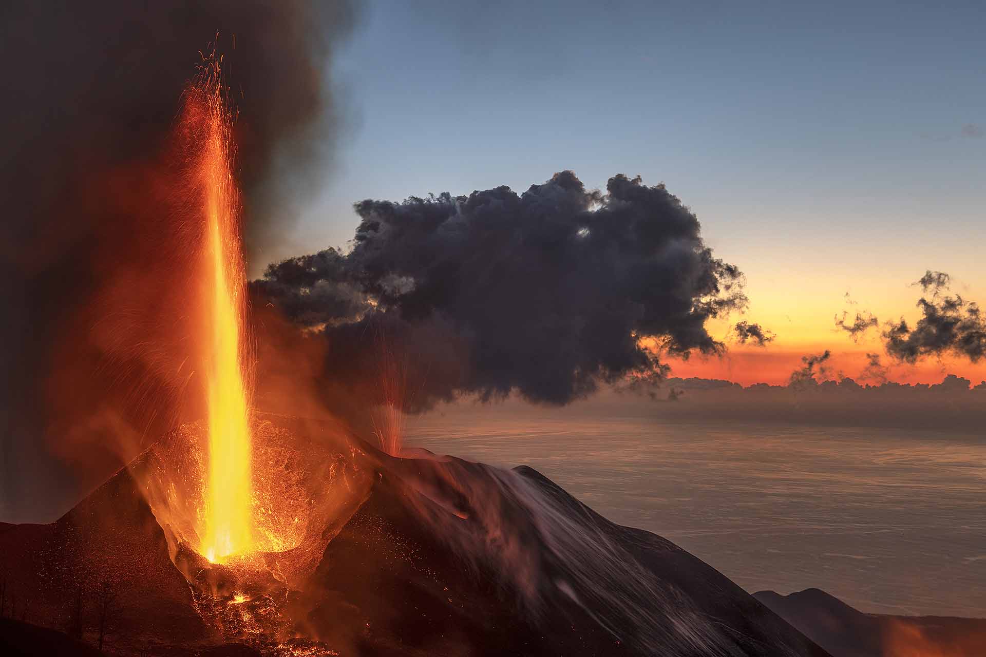 Atardecer sobre el volcán de la Palma (Canarias) / Foto: Saul Santos