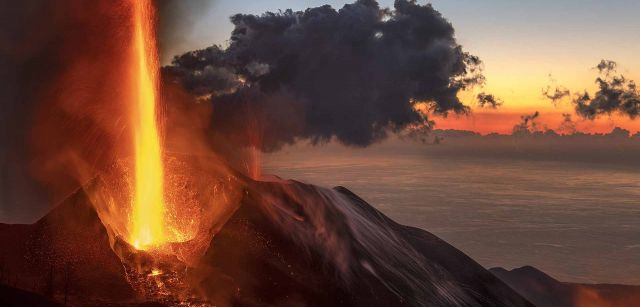 Atardecer sobre el volcán de la Palma (Canarias) / Foto: Saul Santos