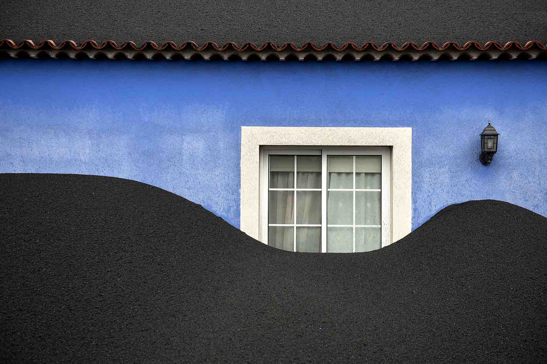 Casa sepultada por la ceniza del volcán en la Isla de La Palma / Foto: Saul Santos