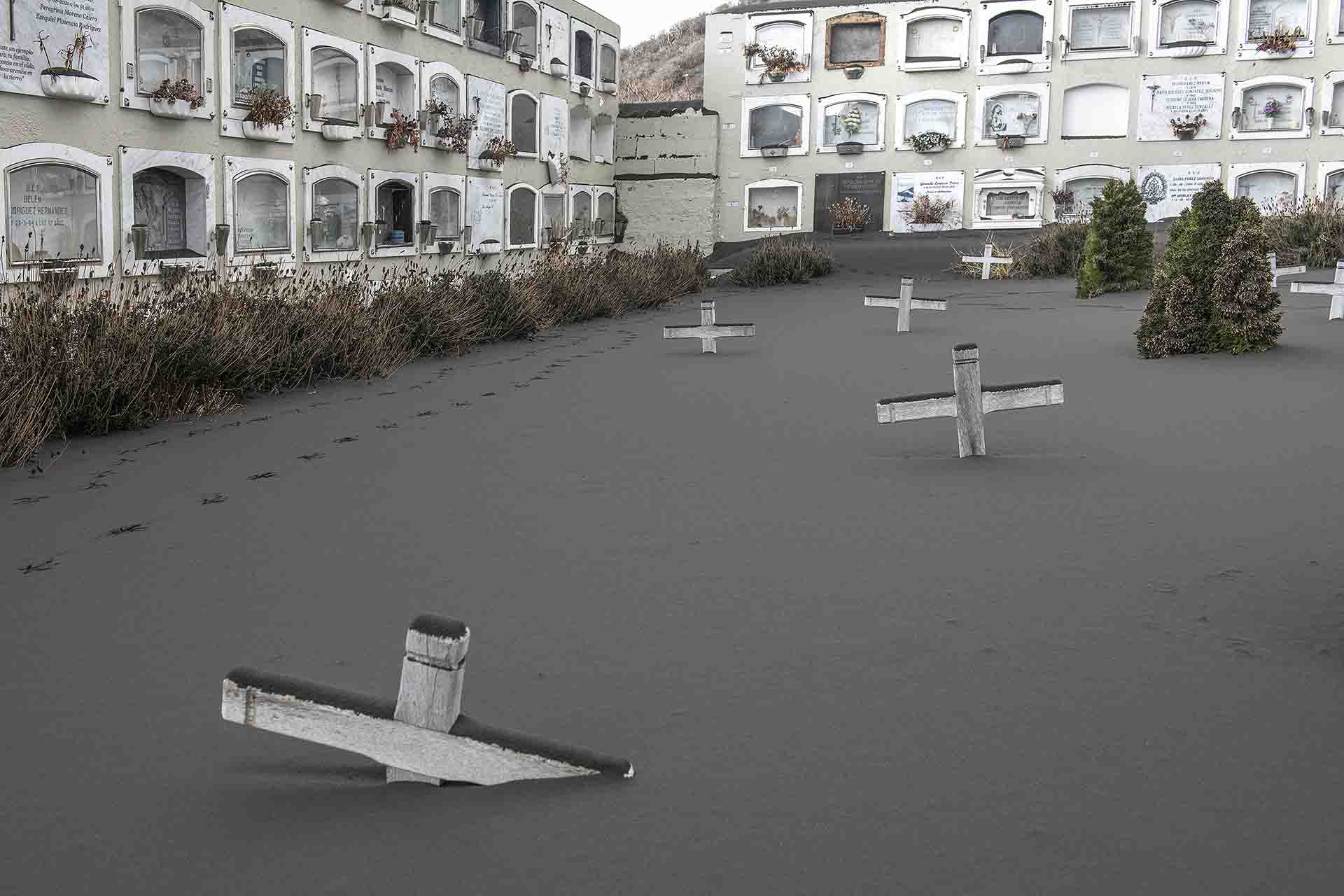 Cementerio de Las Manchas sepultados por la cenizas del volcán en Isla de La Palma (Canarias) / Foto: Saul Santos