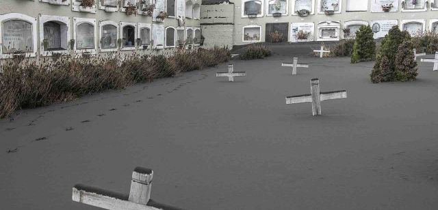 Cementerio de Las Manchas sepultados por la cenizas del volcán en Isla de La Palma (Canarias) / Foto: Saul Santos