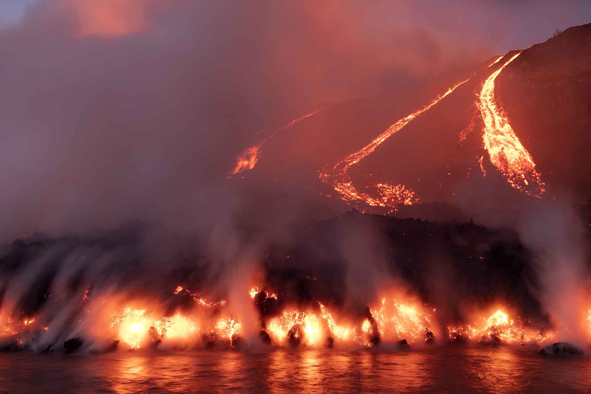 Detalle de la lava del volcán de La Palma que llega al mar y forma los deltas lávicos, Isla de La Palma (Canarias) / Foto: Saul Santos