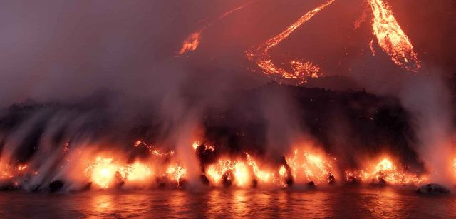 Detalle de la lava del volcán de La Palma que llega al mar y forma los deltas lávicos, Isla de La Palma (Canarias) / Foto: Saul Santos