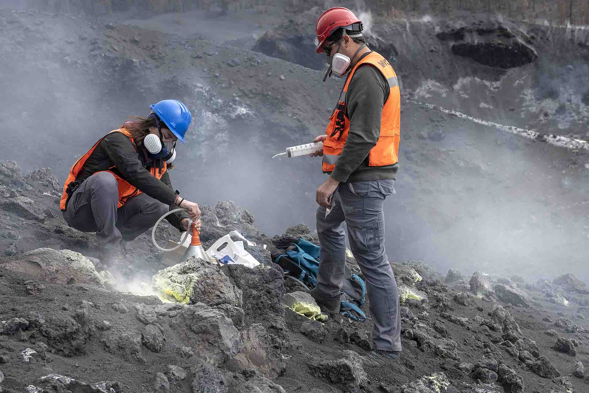 Personas científicas de INVOLCAN realizan mediciones de gases dentro del cráter principal del volcán de La Palma / Foto: Saul Santos