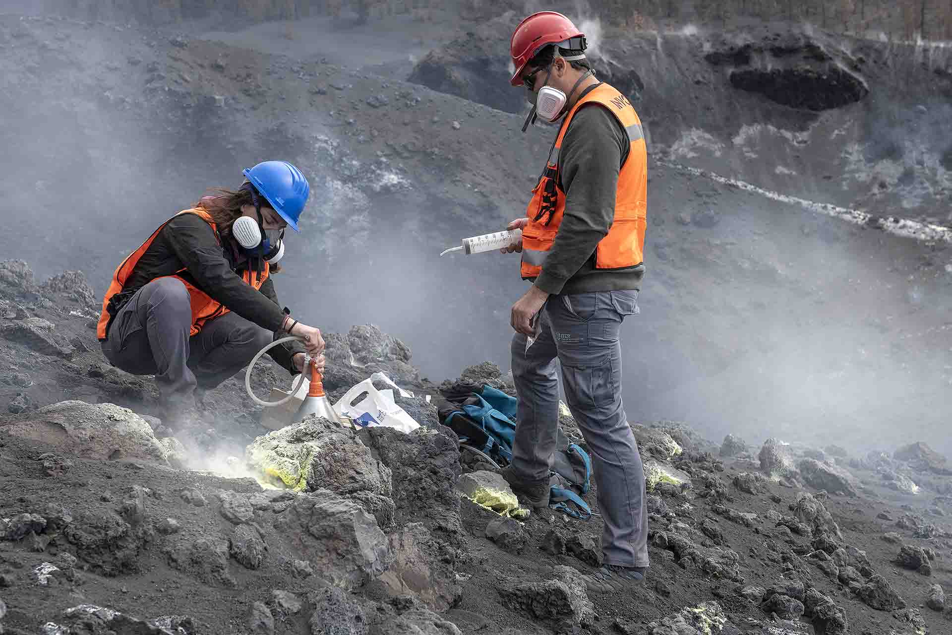 Vídeo, Cascos especiales y medidores de explosividad para estudiar los  gases del volcán de La Palma, Vídeos