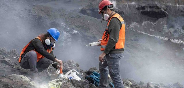 Personas científicas de INVOLCAN realizan mediciones de gases dentro del cráter principal del volcán de La Palma / Foto: Saul Santos