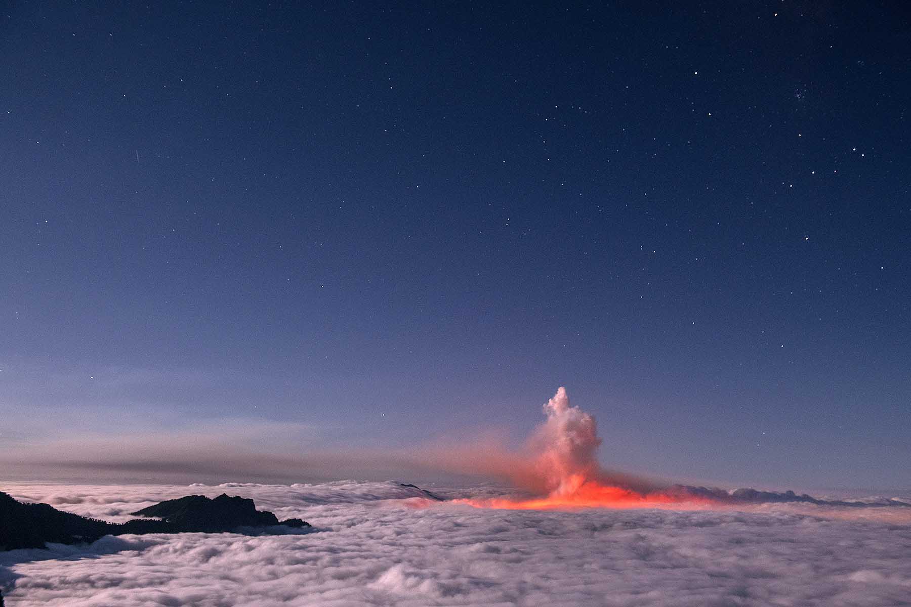 Columna eruptiva sobresaliendo sobre el mar de nubes en una noche de luna, Isla de La Palma (Canarias) / Foto: Saul Santos
