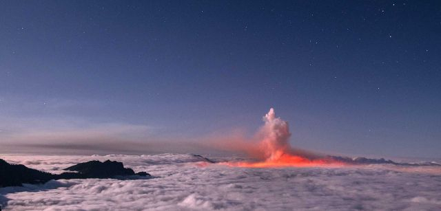 Columna eruptiva sobresaliendo sobre el mar de nubes en una noche de luna, Isla de La Palma (Canarias) / Foto: Saul Santos