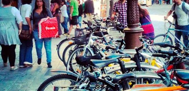 Aparcamiento de bicis en una avenida sevillana / Foto: SevillaEnBici
