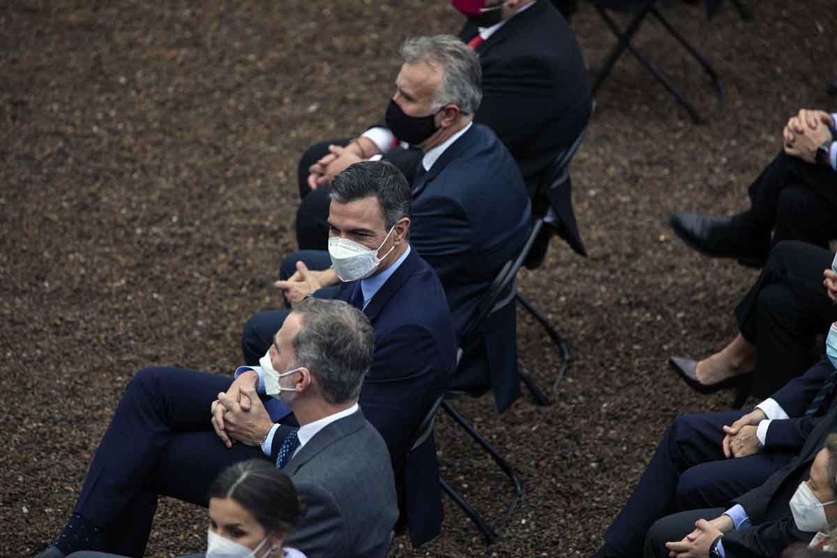 El presidente del Gobierno, Pedro Sánchez, y el presidente canario, Ángel Víctor Torres Pérez, sentados en el homenaje a los palmeros tras la erupción del volcán de Cumbre Vieja, en el Convento de San Francisco / Foto: EP