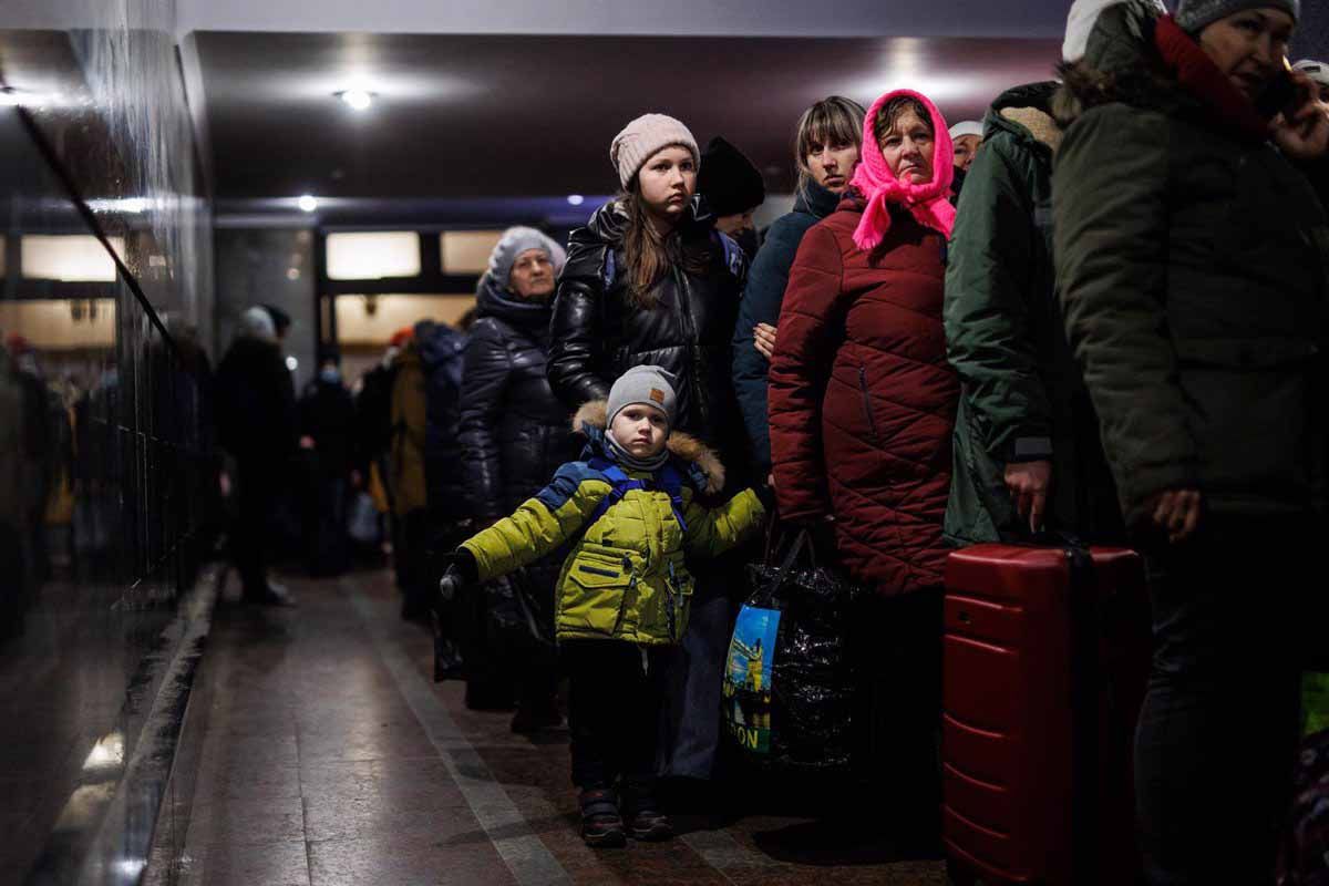 Un grupo de personas esperan en la estación de tren de Lviven Leópolis (Ucrania) / Foto: EP